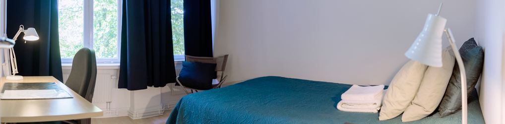 Lit et bureau dans une chambre individuelle
